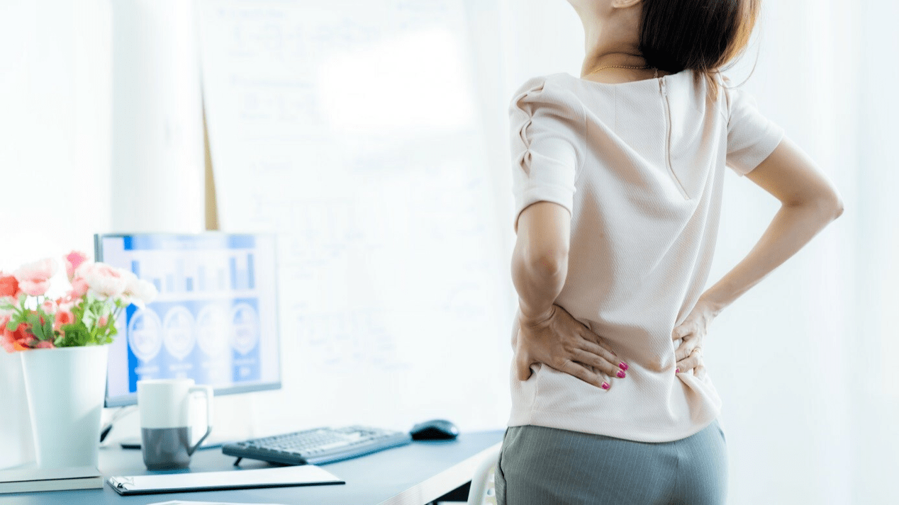 Osteochondrozie kręgosłupa lędźwiowego towarzyszy ból i dyskomfort w okolicy lędźwiowej