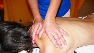 Sesja masażu w osteochondrozie kręgosłupa szyjnego