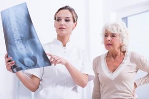 lekarz pokazuje pacjentki zdjęcie rentgenowskie kręgosłupa